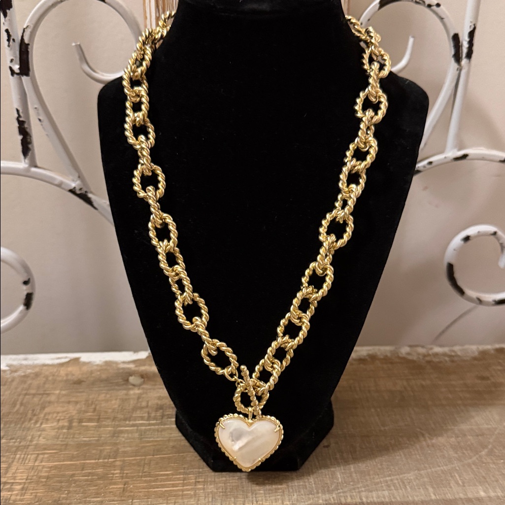 Elegant Gold Chain Necklace With Heart Pendant